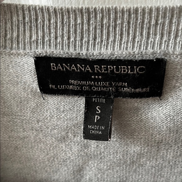 Banana Republic Light Gray Women's Cardigan - Picture 2 of 3